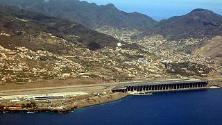 мадейра аэропорт код иата. Madeira airport 8. мадейра аэропорт код иата фото. мадейра аэропорт код иата-Madeira airport 8. картинка мадейра аэропорт код иата. картинка Madeira airport 8. Международный аэропорт Мадейры (порт. Aeroporto Internacional da Madeira )(IATA: FNC, ICAO: LPMA), также известный как Аэропорт Фуншала или Аэропорт Санта-Катарины — расположен неподалёку от города Санта-Круш в 16 км к востоку от города Фуншала (Мадейра) и является одним из крупнейших международных аэропортов в Португалии после Лиссабона, Порту и Фару. 22 июля 2016 года председатель регионального правительства Мадейры Мигел Албукерке сообщил о том, что принято решение о переименовании международного аэропорта Мадейры в «Аэропорт Криштиану Роналду» (порт. Aeroporto Cristiano Ronaldo ). (порт.)