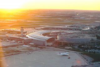 торонто аэропорт код иата. toronto pearson airport. торонто аэропорт код иата фото. торонто аэропорт код иата-toronto pearson airport. картинка торонто аэропорт код иата. картинка toronto pearson airport. Международный аэропорт Торонто Пирсон (также известный как Международный аэропорт имени Лестера Б. Пирсона, или сокращённо Торонто Пирсон) (IATA: YYZ, ICAO: CYYZ) — главный международный аэропорт, обслуживающий город Торонто (провинция Онтарио), Канада. Аэропорт расположен в 27 км к северо-западу от центра Торонто в городке Миссиссага (небольшая часть находится на территории Этобико, района Торонто). Является основным аэропортом для густонаселённого района южной Онтарио, включая и охватывая район Большого Торонто, называемого также Золотой Подковой. Назван в честь 14-го премьер-министра страны Лестера Б. Пирсона.