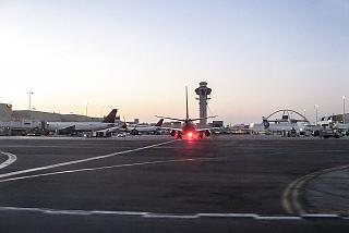 код икао лос анджелес аэропорт. LAX Terminal 4 11. код икао лос анджелес аэропорт фото. код икао лос анджелес аэропорт-LAX Terminal 4 11. картинка код икао лос анджелес аэропорт. картинка LAX Terminal 4 11. Международный аэропорт Лос-Анджелес является основным аэропортом штата Калифорния (США). Входит в число крупнейших аэропортов мира по количеству перевозок. Аэропорт располагается на расстоянии 26 километров от центра. Открытие состоялось в далеком 1929 году. Ввиду столь давней даты постройки, в аэропорту очень сложно провести глобальную перестройку и реконструкцию. Воздушное сообщение связывает данный аэропорт практически со всеми уголками земного шара.