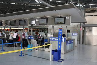 аэропорт кельн код иата. ryanair riga cologne 66. аэропорт кельн код иата фото. аэропорт кельн код иата-ryanair riga cologne 66. картинка аэропорт кельн код иата. картинка ryanair riga cologne 66. Первые полёты с военно-тренировочной базы частей артиллерийской разведки в Ванер-Хейде начались ещё в 1913 году. В 1939 году на месте аэродромной площадки был построен полноценный аэродром для военно-воздушных сил Германии, который в дальнейшем использовался в ходе Второй мировой войны.