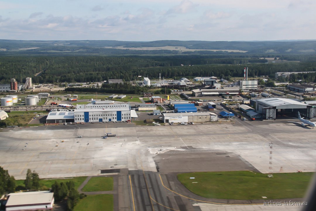 Емельяново красноярск. Аэропорт Емельяново Красноярск. Грузовой терминал аэропорт Красноярск. Аэродром Емельяново. Аэропорт Емельяново грузовой терминал.