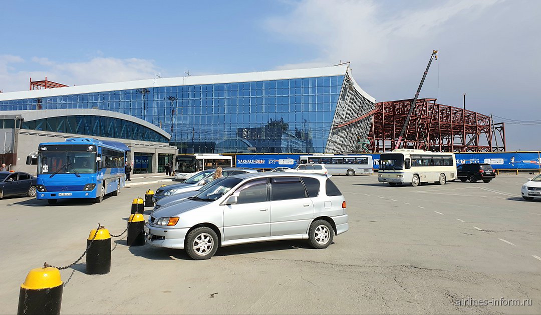 Аэропорт южно сахалинск. Аэропорт Южно-Сахалинск новый терминал. Аэропорт Хомутово Южно-Сахалинск. Аэровокзал Южно-Сахалинск.