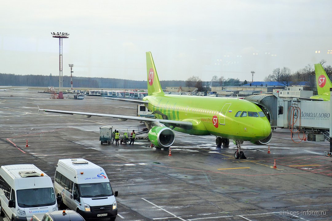 Авиакомпании домодедово. Аэропорт Домодедово s7 Airlines. Airbus a319 s7. Аэробус а320 s7 в Домодедово. S7 Airlines самолет Домодедово а 320.