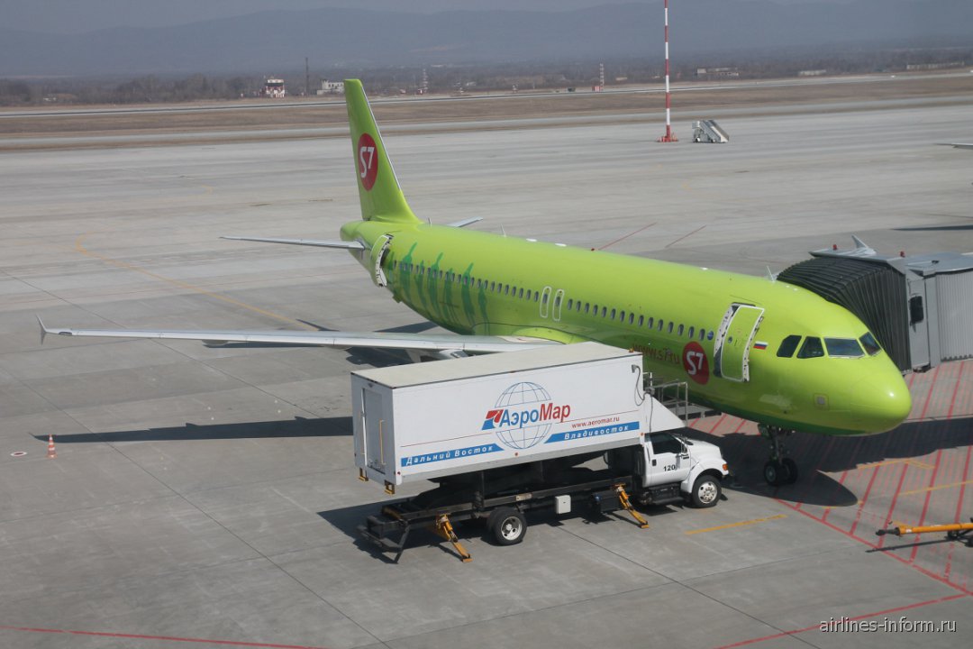 S7 airlines 1142. A320 s7. S7 в шереметьево. Самолет s7. S7.