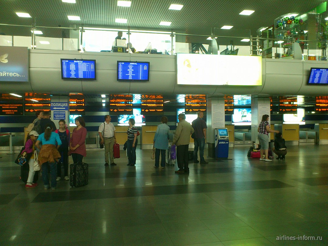Номер телефона аэропорта иркутск. Международный аэропорт Иркутск внутри. Аэропорт Иркутск внутренний терминал. Аэропорт Иркутск внутренний терминал внутри. Аэропорт Шереметьево внутри стойка регистрации.