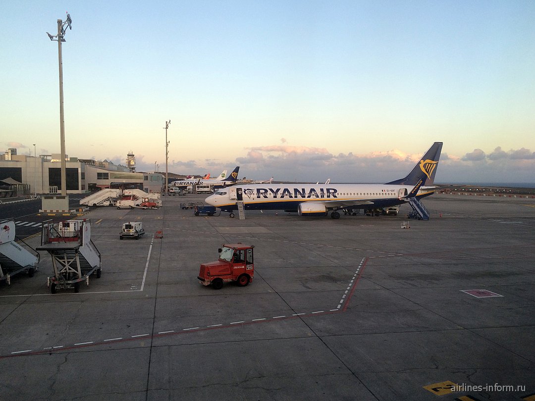 Тенерифе южный. Тенерифе аэропорт. Tenerife South Airport. Tenerife Airport Runway 25.