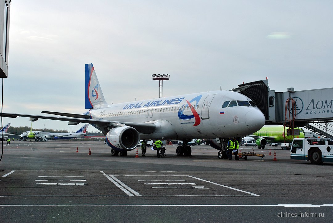 Авиакомпании домодедово. Airbus a320 Домодедово. Ural Airlines Домодедово. Airbus Ural Airlines Домодедово. Боинг 777 Уральские авиалинии.