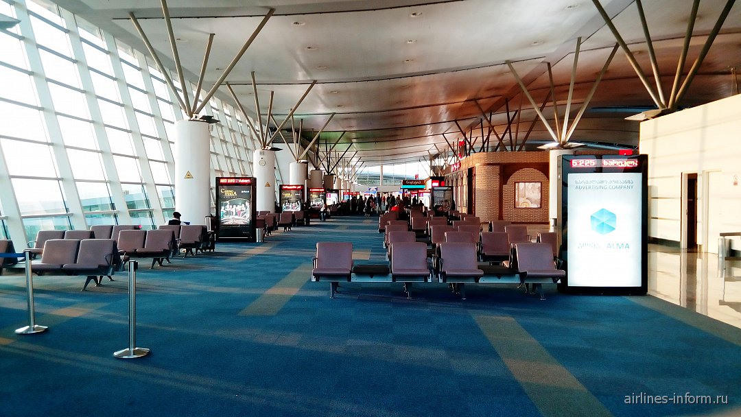 Code tbilisi. Тбилиси аэропорт зал ожидания. Аэропорт Тбилиси изнутри.