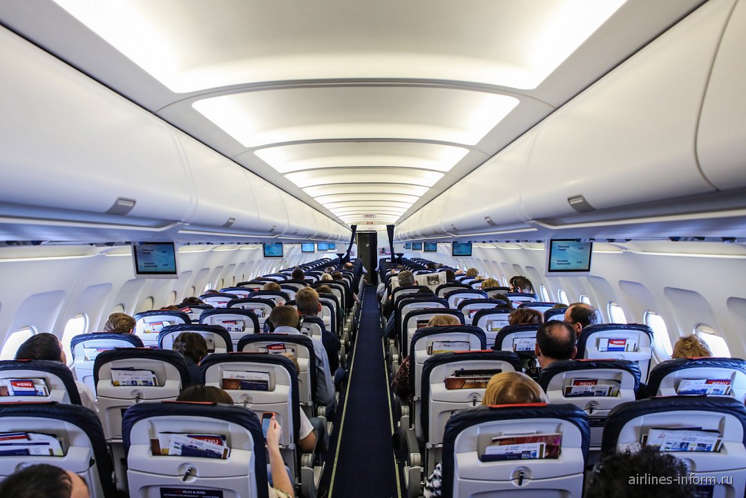 АВИАФОТО: Пассажирский салон самолета Airbus A320 Брюссельских авиалиний. 