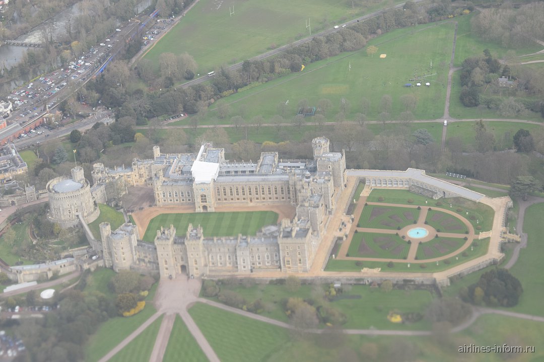 Castle the queen. Замок королевы Англии. Замок Елизаветы 2. Замок королевы Великобритании в Белфасте. Охотничий замок королевы Англии.