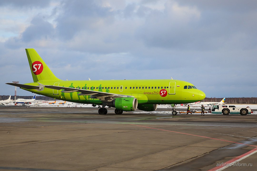 Авиакомпании домодедово. Аэропорт Домодедово s7 Airlines. Самолеты s7 Домодедово. S7 Airlines Домодедово Симферополь. Аэропорт Домодедово s7.