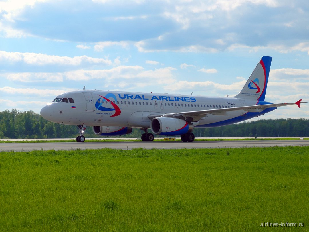 Авиакомпании домодедово. Ural Airlines Домодедово. Airbus Ural Airlines Домодедово. A320 VP-BNT. A320 Ural Airlines.