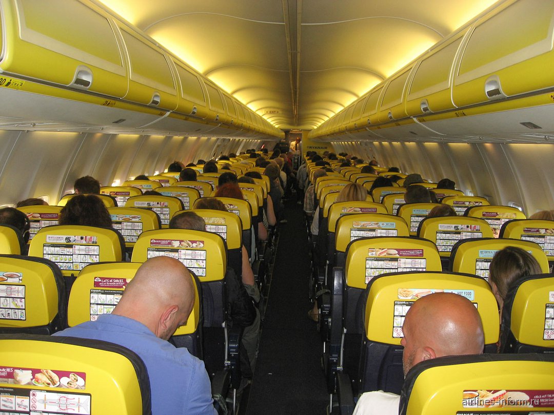 АВИАФОТО: Салон самолета Боинг-737-800 авиакомпании Ryanair. 