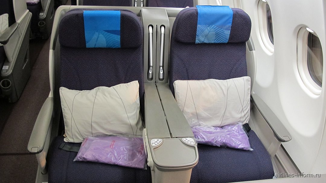 2 сиденья в самолете. Airbus 330 сиденья. Airbus a330-300 Malaysia Airlines Business class. Сиденья в самолете. У2 самолет сиденье.