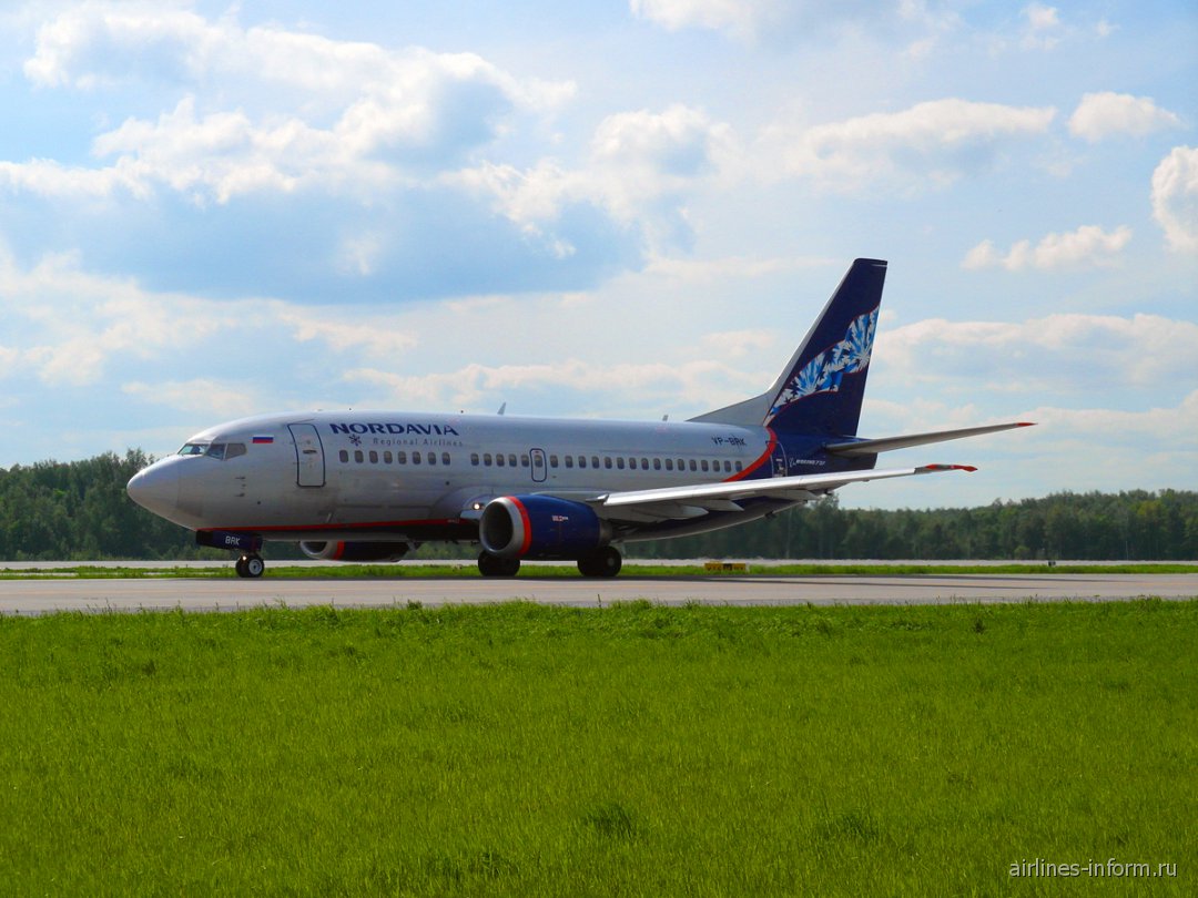 Самолеты боинг 737 500. Боинг 737 500 Смартавиа. Самолет Боинг 737-500. Boeing 737 Nordavia. Самолёт Боинг 737-500 Нордавиа.