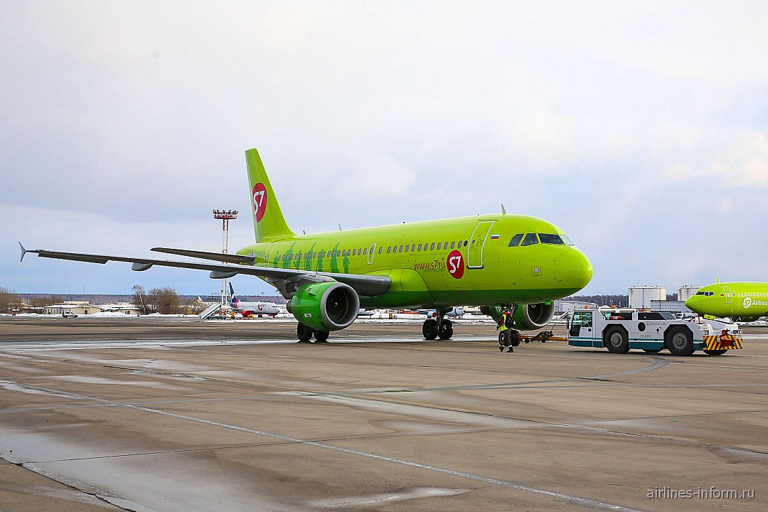 Авиакомпании домодедово. A319 s7. Airbus a319 s7. Аэропорт Домодедово s7 Airlines. Аэропорт Домодедово s7.