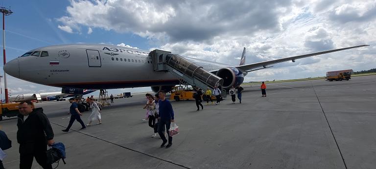 К Каспию. Южно-Сахалинск (UUS) - Москва (SVO) Boeing 777-300ER RA-73147 